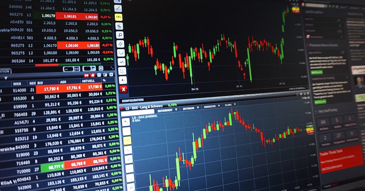 trading_charts_on_multiple_monitors.jpg